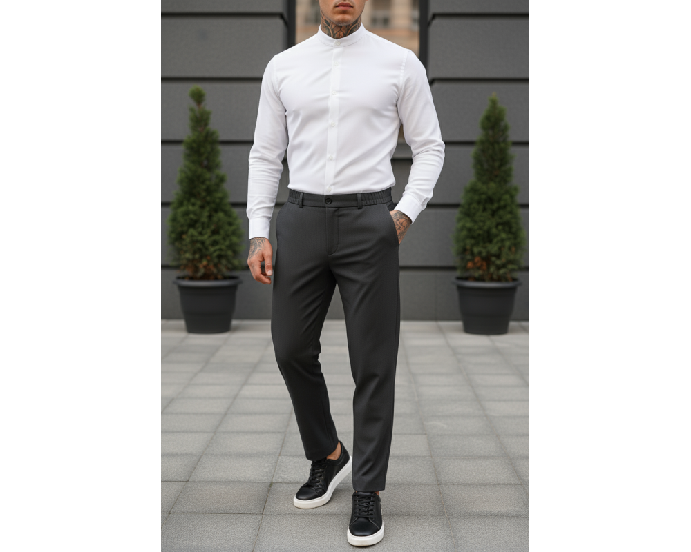 Классический комплект белая рубашка и серые брюки.