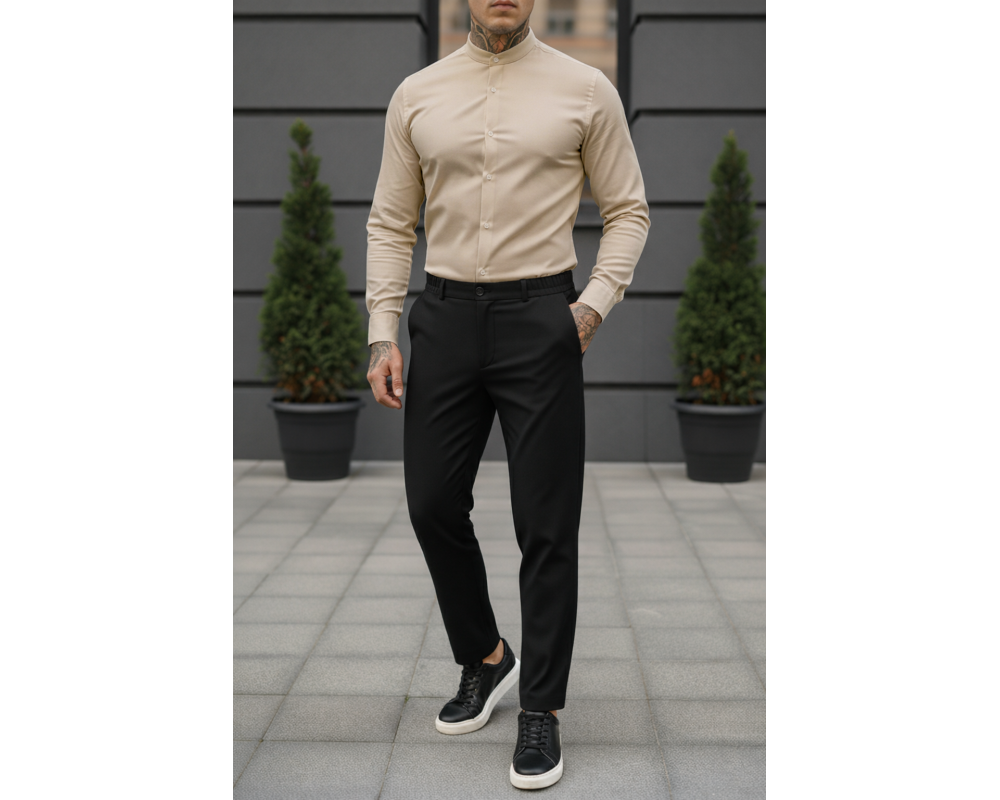 Классический комплект бежевая рубашка и черные брюки.