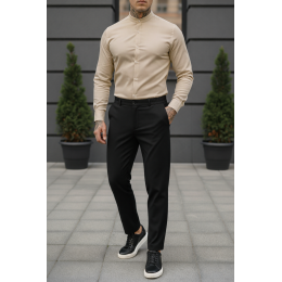 Классический комплект бежевая рубашка и черные брюки.