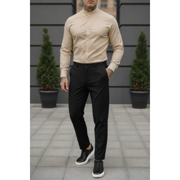 Классический комплект бежевая рубашка и черные брюки.