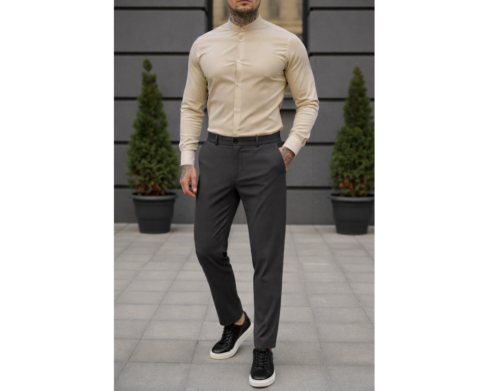 Классический комплект бежевая рубашка и серые брюки.