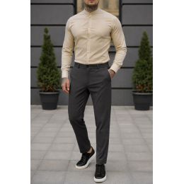 Классический комплект бежевая рубашка и серые брюки.