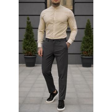 Классический комплект бежевая рубашка и серые брюки.