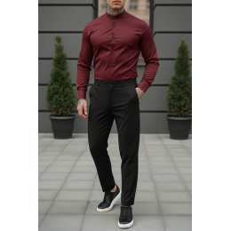 Классический комплект бордовая рубашка и черные брюки.