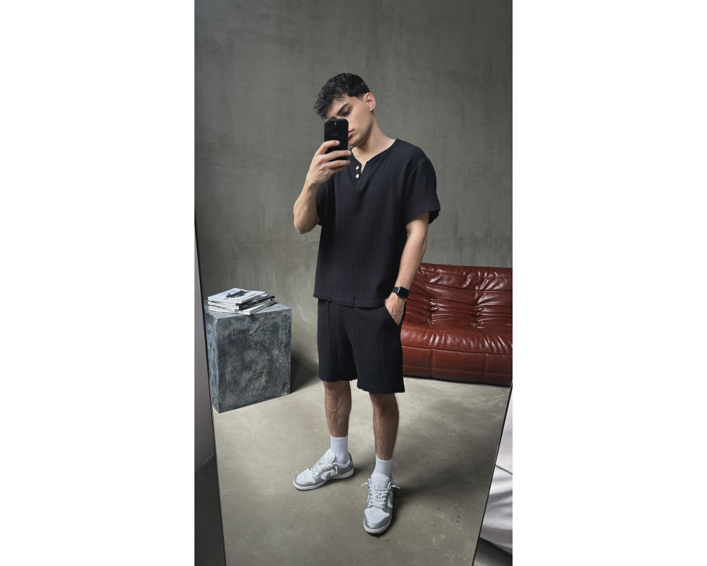 Мужской летний костюм из муслина футболка с вырезом черный. Мужской летний костюм из муслина футболка с вырезом черный.