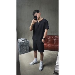 Мужской летний костюм из муслина футболка с вырезом черный. Мужской летний костюм из муслина футболка с вырезом черный.