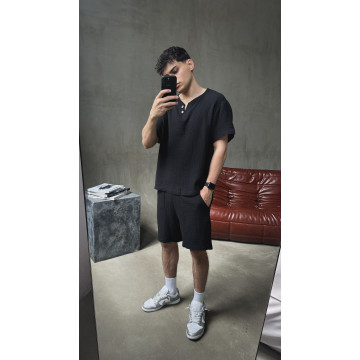 Мужской летний костюм из муслина футболка с вырезом черный. Мужской летний костюм из муслина футболка с вырезом черный.