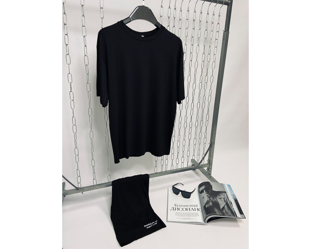 Летний комплект черная футболка и черные шорты с рефлективными принтами Летний комплект черная футболка и черные шорты с рефлективными принтами