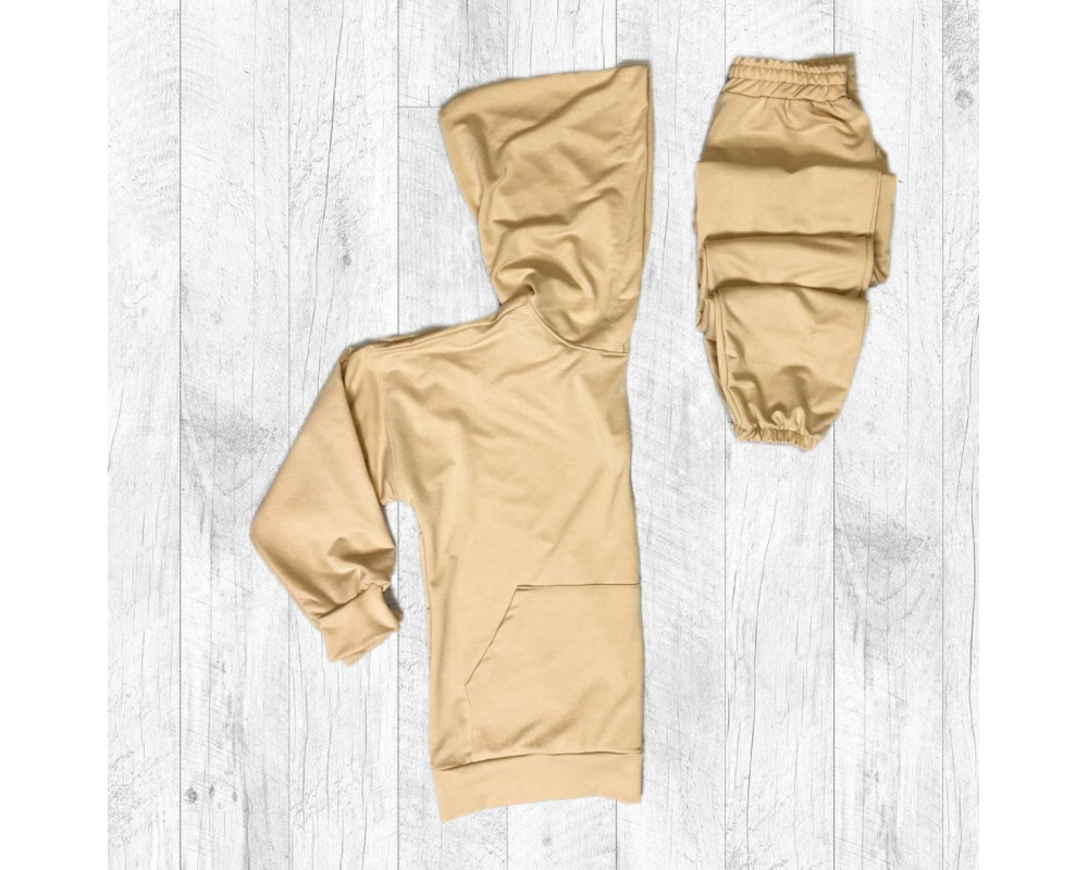 Женский демисезонный спортивный костюм бежевого цвета.