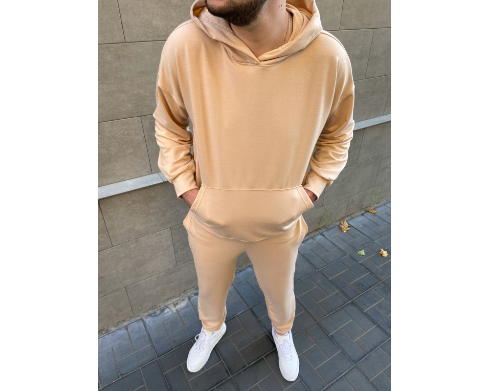Мужской демисезонный спортивный костюм бежевого цвета.