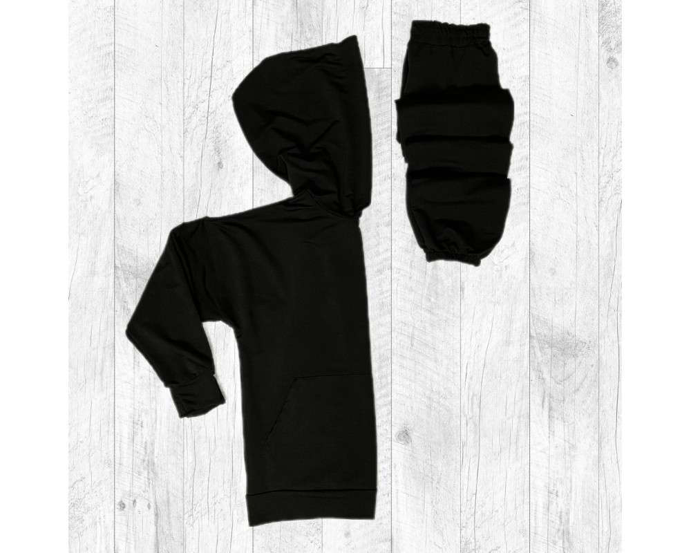 Женский демисезонный спортивный костюм черного цвета.