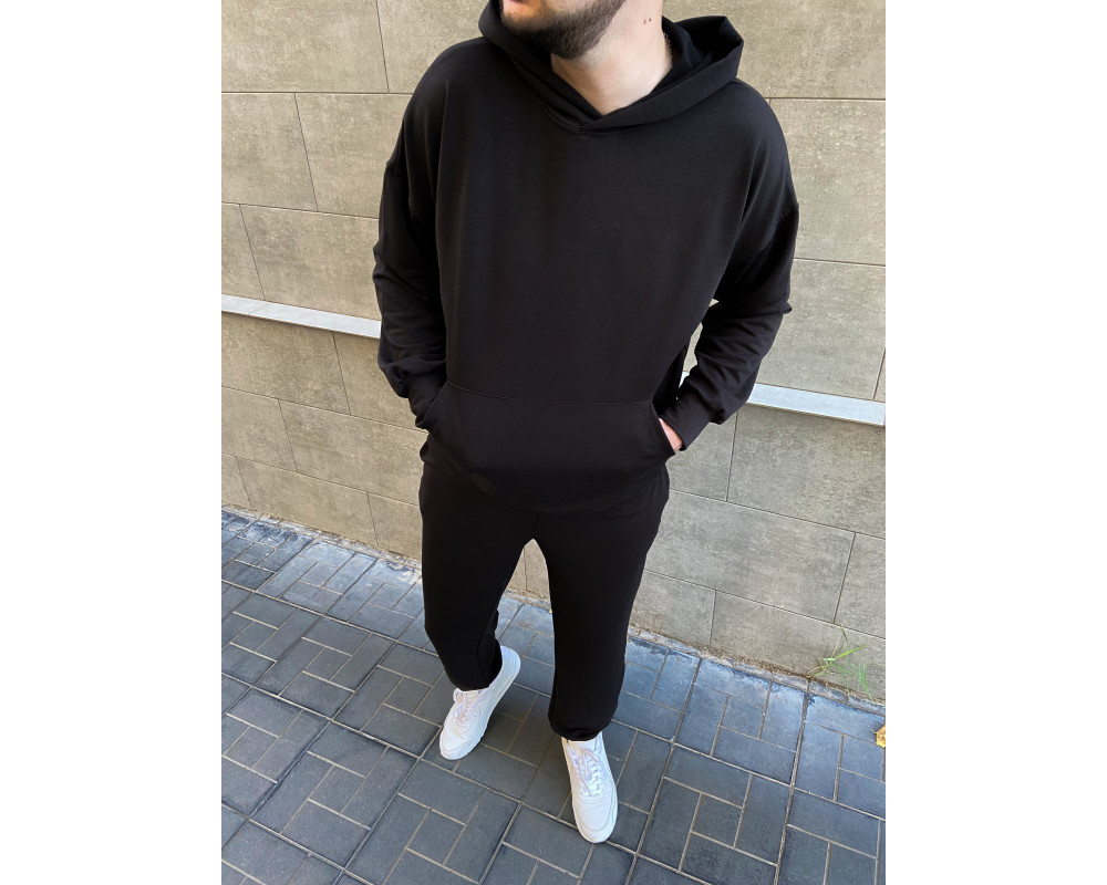 Мужской демисезонный спортивный костюм черного цвета.