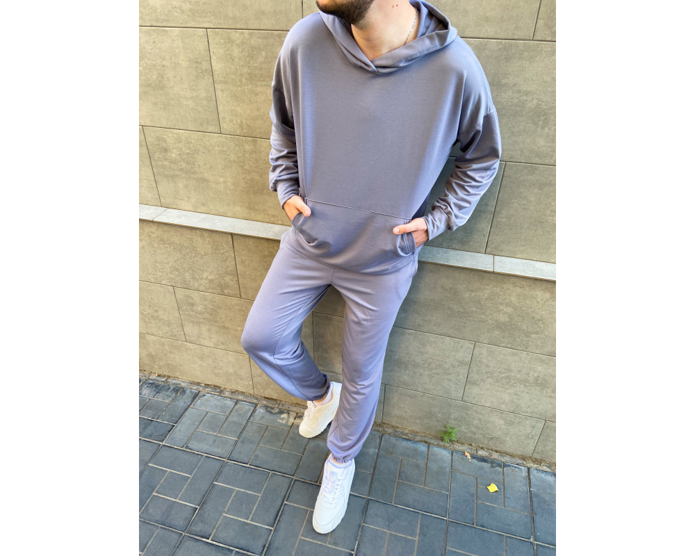 Мужской демисезонный спортивный костюм серого цвета.