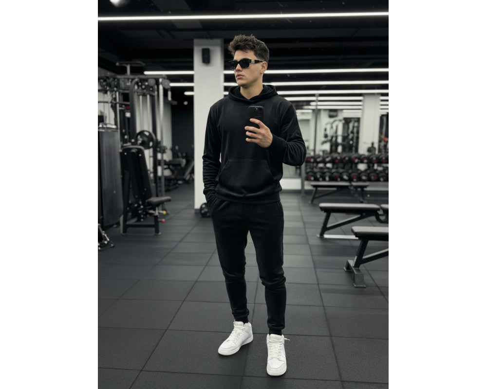 Чорний велюровий костюм