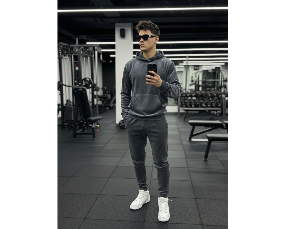 Сірий велюровий костюм