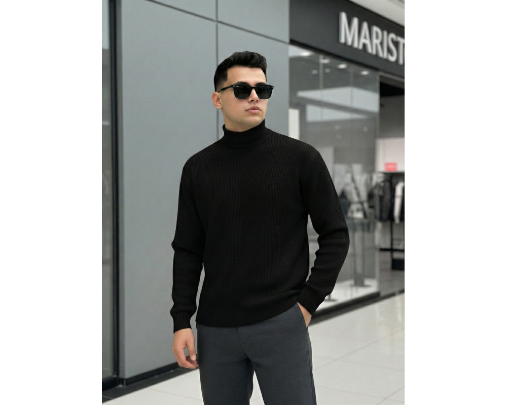 Чорний в'язаний гольф