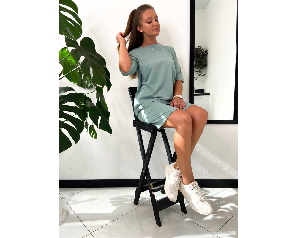 Фісташковий оверсайз костюм: футболка та шорти