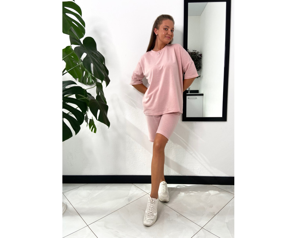 Пудровый оверсайз костюм: футболка и шорты