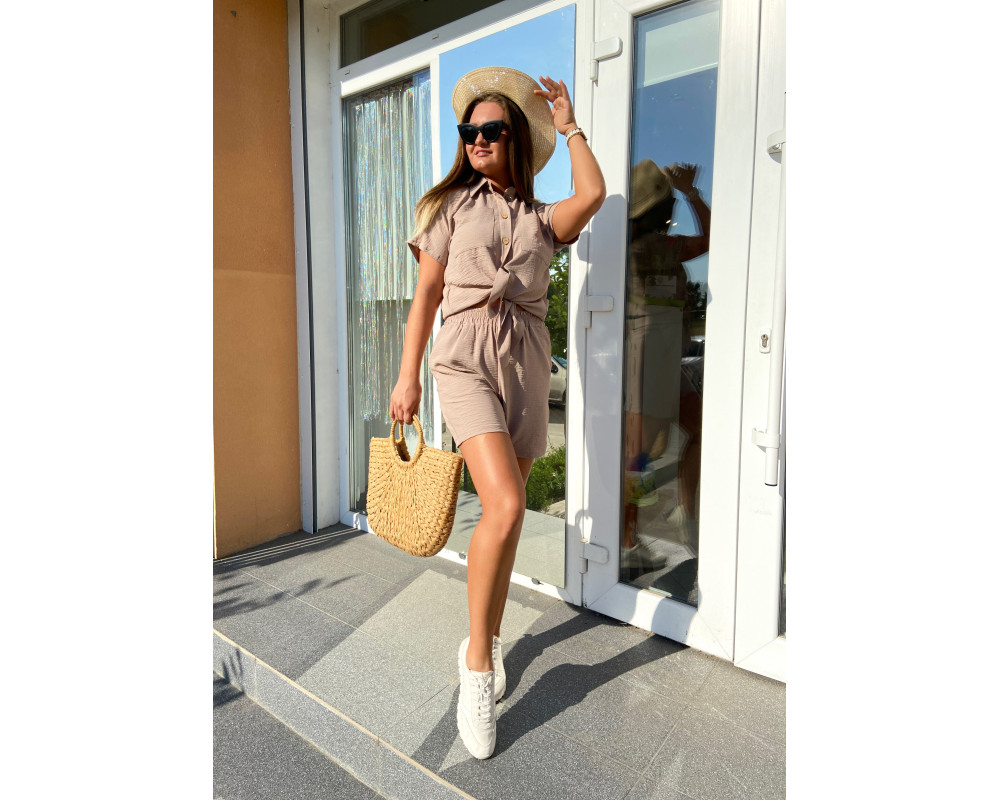 Легкий літній бежевий костюм вільного крою: сорочка з шортами