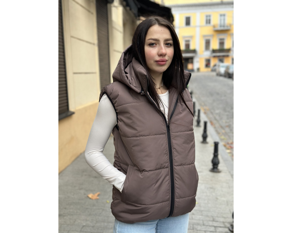 Жилетка жіноча зі з‘ємним капюшоном шоколад Жилетка жіноча зі з‘ємним капюшоном шоколад